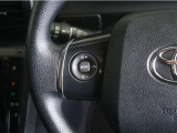 ステアリングスイッチ付き。前方から目を離すことなく操作することが可能です。
