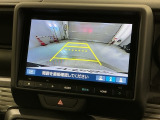 リバースギアに入れるだけで後方の表示へ切り替わります。夜間や雨の日の駐車も楽になりますよ。