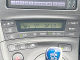 【オートエアコン】一度お好みの温度に設定すれば、車内の温度を検知し風量や温度を自動で調整。暑い&hellip;寒い&hellip;と何度もスイッチ操作をする必要はありません。快適な車内空間には必須の機能ですね♪