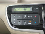 【オートエアコン】一度お好みの温度に設定すれば、車内の温度を検知し風量や温度を自動で調整。暑い&hellip;寒い&hellip;と何度もスイッチ操作をする必要はありません。快適な車内空間には必須の機能ですね♪