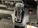 シフトはインパネシフト、パーキングブレーキは電子制御なので運転席と助手席の間はすっきりしています。