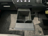 両席側前部にドリンクホルダーあります♪運転中でも手が届きやすい位置にあって使い易いです♪