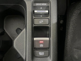 【電動パーキングブレーキ】パーキングブレーキは便利な電動式!ボタン一つで操作でき、アクセルを踏めば自動で解除されます♪レバーやペダルが無いので運転席廻りもすっきりしますね♪
