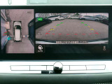 アラウンドビューモニターも装備しております。ご覧のように車体を真上か見たような映像なので、車庫入れの苦手なお客様ももうご心配いりません。
