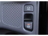 電動パーキングブレーキを搭載。スイッチ操作でパーキングブレーキを作動・解除することが可能ですので、操作の力が不要ですよ♪