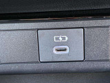 運転席と助手席の間にUSB電源があります。スマホなど外部機器の電源や充電に便利です。