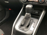 操作しやすいATシフトです。 シフトチェンジを気にしなくていいので運転だけに集中できますね。 自然と手に届くところにある、手になじむ形状のシフトノブがいいですね。