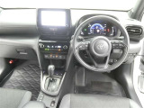 運転席からの視界はこんな感じです☆お気軽にご来店いただき、実際に座って是非お確かめください。ドライバーに寄り添う快適な操作フィールをもたらすステアリングです。