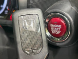 【Hondaスマートキー】カバンやポケットに入れたままでもドアの施錠・解錠が可能なスマートキーを装備。エンジンのオン・オフ時もカギを取り出す必要が無いからとっても便利です♪