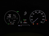 ハイブリット車専用のメーターです。右側の大型スピードメーターに加え、ステアリングスイッチを使って左のマルチインフォメーション・ディスプレイで燃費や動力伝達などの情報が見れるようになっています。