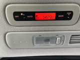 後席も車内の温度管理がワンタッチで簡単に出来るのがオートエアコンです。これでいつでも快適ドライブが出来ます!