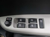 運転席から左右のドアミラーの開閉が可能です♪駐車場でのドアミラーの折り畳みが簡単です♪