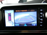 【全周囲モニター】車を上空から見下ろしたような映像をカーナビ画面に映し出し、車庫入れや縦列駐車をサポートしてくれます。