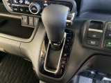 CVT車のセレクトレバーです。低速から高速まで、変速ショックのないスムーズな走りを実現するとともに、エンジン効率のよい領域を維持することで燃費にも貢献します。