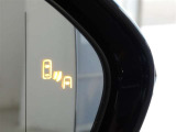 【BSM(ブラインドスポットモニター)】・・・隣の車線を走る車両をレーダーで感知。車両を感知するとドアミラーに搭載されたLEDインジケーターが点灯。