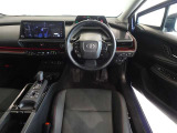 革巻きステアリングで快適な操作性の運転席です。