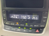 【オートエアコン】一度お好みの温度に設定すれば、車内の温度を検知し風量や温度を自動で調整。暑い&hellip;寒い&hellip;と何度もスイッチ操作をする必要はありません。快適な車内空間には必須の機能ですね♪