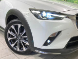 【LEDヘッドライト】悪天候や夜間走行時も良好な視界を確保し安心して運転できる高輝度LEDヘッドライトを装備!点灯速度が早く、消費電力も抑えられています。