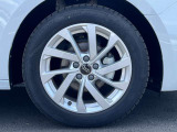 Audiは多様なホイールデザインを提供しており、スポークの形状やサイズ、仕上げ(ポリッシュド、マット、ブラックなど)によって選択肢が豊富です。