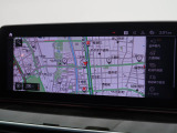 【純正ナビゲーション】BMWのナビゲーションは操作性も良く、詳細な地図情報と交通状況を見やすく表示し、快適なドライビングをサポートしながら目的地までナビゲートします