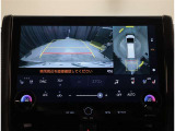 バックモニター付き。駐車の際のサポートとなり、必須アイテムのひとつですよね。それでも、バックする際は必ずご自身の目で確認をしてください。パノラミックビューで上から見下ろした視点でも確認できます!