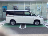 Bピラーのつかみやすい位置に乗降グリップを装備。リヤシートの乗り降りをサポート。