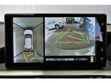 パノラミックビューモニターを装備。クルマを真上から見るように周囲を確認できます。