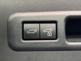 【パワーバックドア】スマートキーや運転席のボタンを押すだけでリアゲートが自動で開閉します!荷物を持っている時や、高い位置にあるバックドアを閉める際に便利な機能です♪