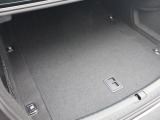 Audi正規ディーラーが高品質をお約束。高度な訓練・教育を受けたAudi専任メカニックが、100項目にもおよぶ精密な点検を実施いたします。すべてをクリアしたAudi車だけが、あなたのお手元に届けられるのです。