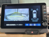 リバースギアに入れるだけで後方の表示へ切り替わります。夜間や雨の日の駐車も楽になりますよ。