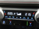 左右独立温度コントロールフルオートエアコンです。運転席、助手席それぞれで独立して温度設定ができます。冷え性の方が乗っても安心ですね♪