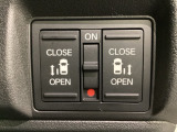 リアドアは乗り降りに便利な両側電動スライドドアです。また運転席に座っていながらスイッチ操作で自在にスライドドアを開け閉めできます。