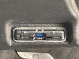 【ETC】有料道路を利用する際に料金所で停止することなく通過できる、ETC車載器(ノンストップ自動料金収受システム機器)が装備されています。セットアップを行うことで利用可能になります。