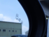 ブラインドスポットモニター付きで、斜め後ろの死角位置の車両の接近を表示いたします。