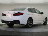 【ホフマイスターキンク】後席のウィンドウモール後方が斜め上に跳ね上がり、折り返して天井へと進んでいくデザインです。1961年から採用し続け受け継がれるデザインアイコンの一つです。