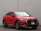 ●Audiが最初に採用したLEDポジショニングランプ。シャープなラインで昼間でも点けていたいと思うほど上品でオシャレです。夜間走行時はさらに目立ちます!
