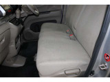 フロントシートはベンチシートです。運転席と助手席の移動が簡単です。