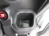 運転席右側のドリンクホルダーです。