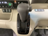 CVT車のセレクトレバーです。低速から高速まで、変速ショックのないスムーズな走りを実現するとともに、エンジン効率のよい領域を維持することで燃費にも貢献します。
