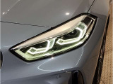 BMWの伝統の丸目4灯ヘッドライトでございます。LEDライトで視認性もよく明るく安全性の向上につながります。