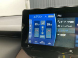 デュアルエアコンとは、運転席と助手席で、個別に温度設定ができる機能です。気温の感じ方は、人それぞれ違うもの。乗る人に優しい機能ですね。