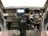 車内は光触媒抗菌消臭施工済です。インパネ周りはスタイリッシュなデザインで機能や装備も充実しています。グローブボックスやカップホルダーのほかにトレーなどたくさんの収納スペースが付いています。