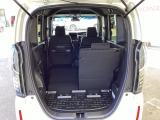 後席は分割可倒式で、用途に合わせてアレンジ可能。荷物の量や乗車人数に応じて柔軟に使える便利なシートです。