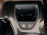 アドバンスト パーク付きです。カメラやソナーによって、周囲を監視しながら駐車を支援。障害物を検知した場合には警報を鳴らし、ブレーキ制御を行うことで接触回避を支援します。