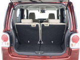 後席の左右いずれかに乗員を乗せたまま、長尺物などの荷物を積むことができます。