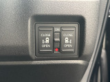 運転席の手元で両側スライドドアの開閉操作が可能です。