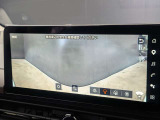 目視できないフードで隠れた路面の映像を表示するインビジブルフードビューが搭載されております