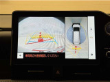 真上から見下ろしたような視点で車とその周囲を確認出来る画面と、車両後方を映し出すバックモニター画面の2つを表示してくれます。