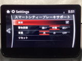 低速走行時に前方の障害物を検知して、衝突被害を軽減してくれるスマート・シティ・ブレーキ・サポートを装備!アクセルとブレーキの踏み間違えなどの急加速を抑制してくれる心強い装備です。