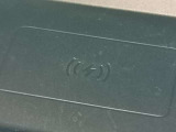 【ワイヤレスデバイスチャージング】ワイヤレス充電が可能になります。ケーブル接続のわずらわしさがなくなり、運転席周りもスッキリします。